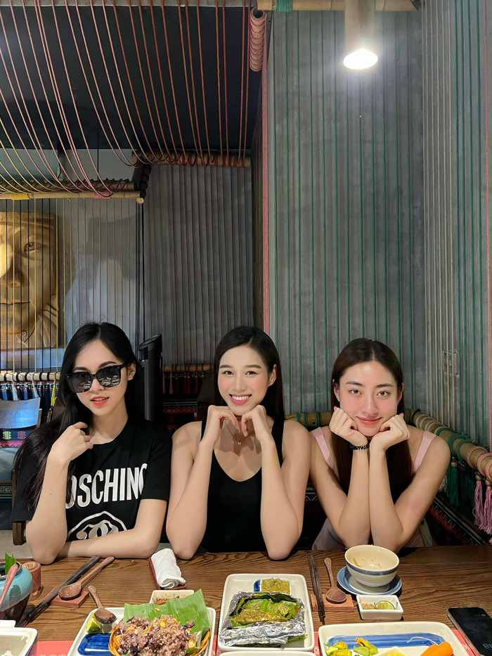 Khi đi hẹn hò với hội chị em, Đỗ Thị Hà thoải mái diện trang phục đơn giản, trang điểm tự nhiên