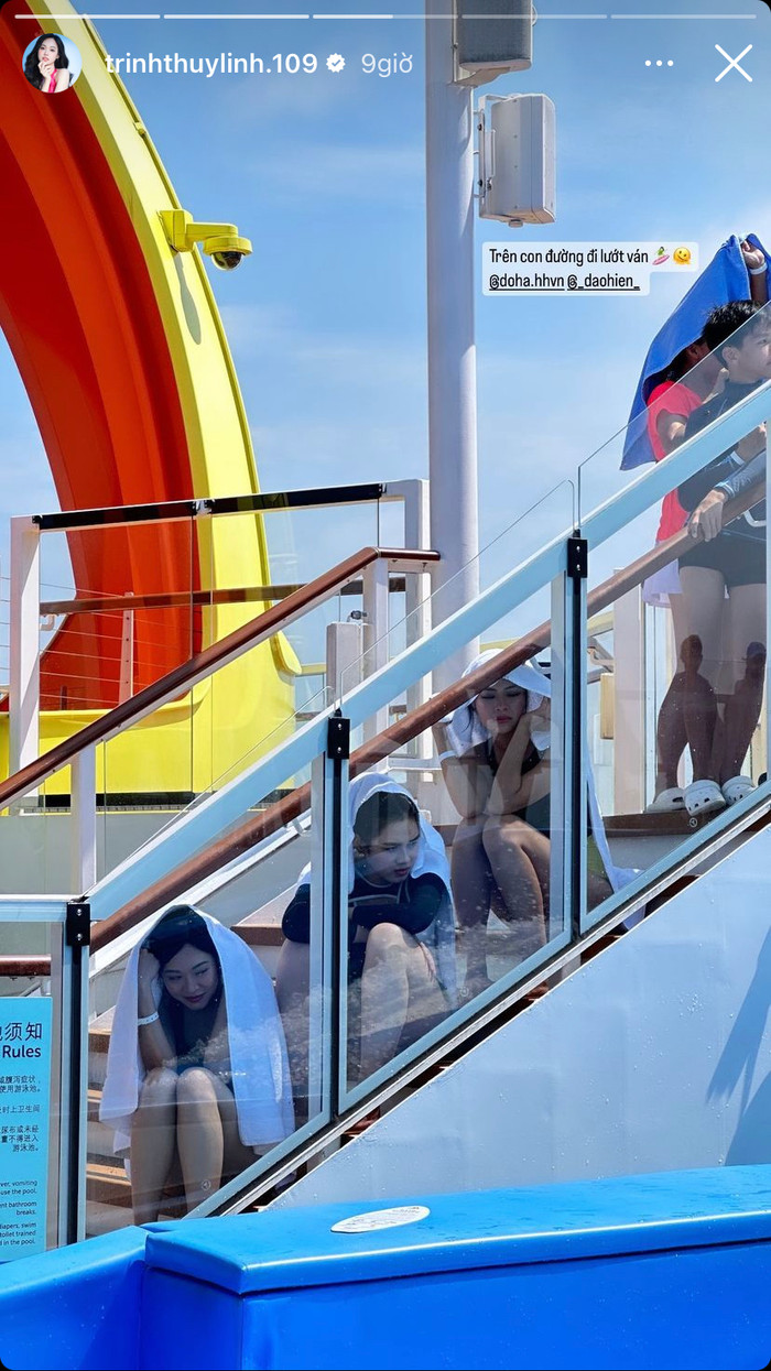 Đỗ Thị Hà lộ rõ mệt mỏi, cùng Đào Hiền và Trịnh Thùy Linh trùm khăn lên đầu