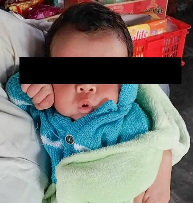 Bé trai bị bỏ rơi được người dân phát hiện 