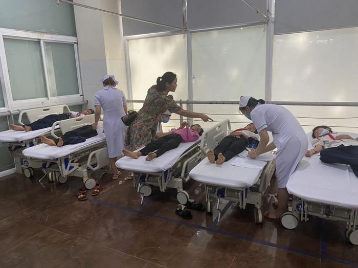 Các học sinh nhập viện sau khi uống trà sữa