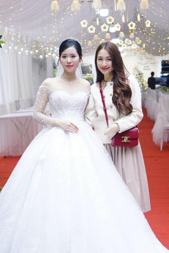 Trong hai tháng gần đây, Hòa Minzy đều góp mặt ở đám cưới của dàn sao Vbiz đình đám