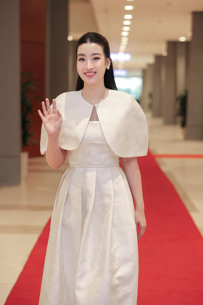 Mỗi khi xuất hiện ở chốn đông người, Đỗ Mỹ Linh đều nở nụ cười đầy rạng rỡ