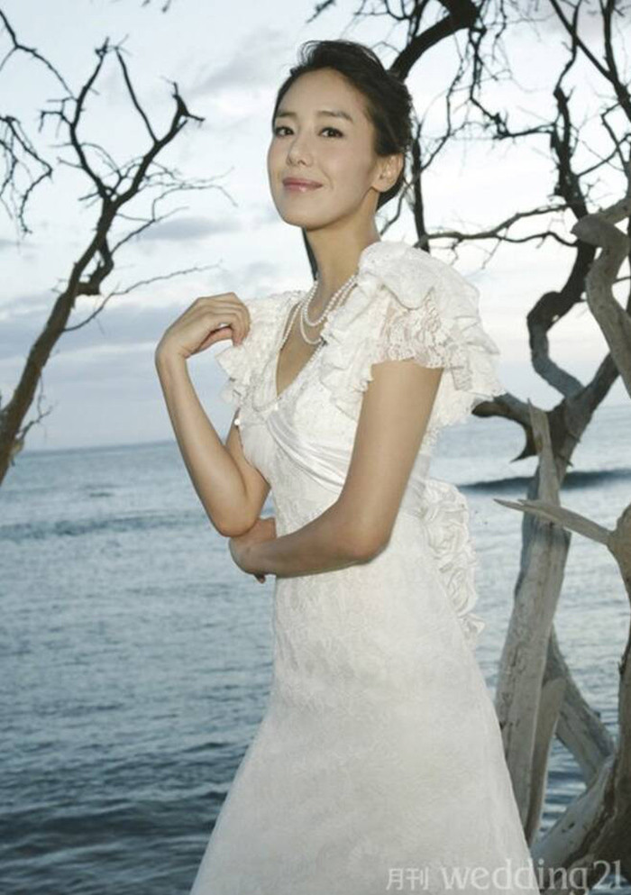Yoon Jung Hee bị điều tra vì liên quan đến bê bối của chồng.
