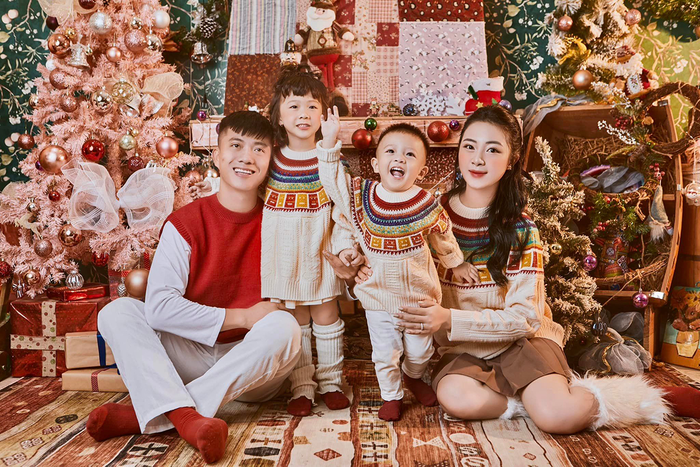 Vừa qua, tiền vệ Văn Đức nhận được nhiều lời khen khi khoe ảnh gia đình cùng nhau chụp ảnh cùng không khí giáng sinh ấm cúng. Vợ con nam cầu thủ diện trang phục giống nhau để lại nhiều khoảnh khắc đáng yêu trong mắt người hâm mộ. 