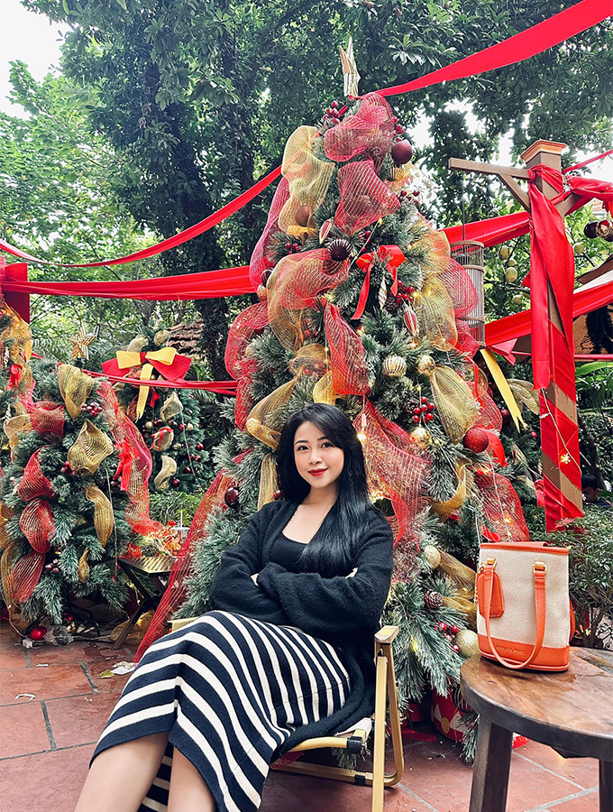 Ngoài ra, bộ ảnh chụp giáng sinh của vợ Văn Đức khiến dân tình phải ganh tị trước sắc vóc 'gái hai con. Cô diện đồ ấm áp, buông thả tóc thẳng khoe nét đẹp dịu dàng bên cạnh cây thông lớn. 