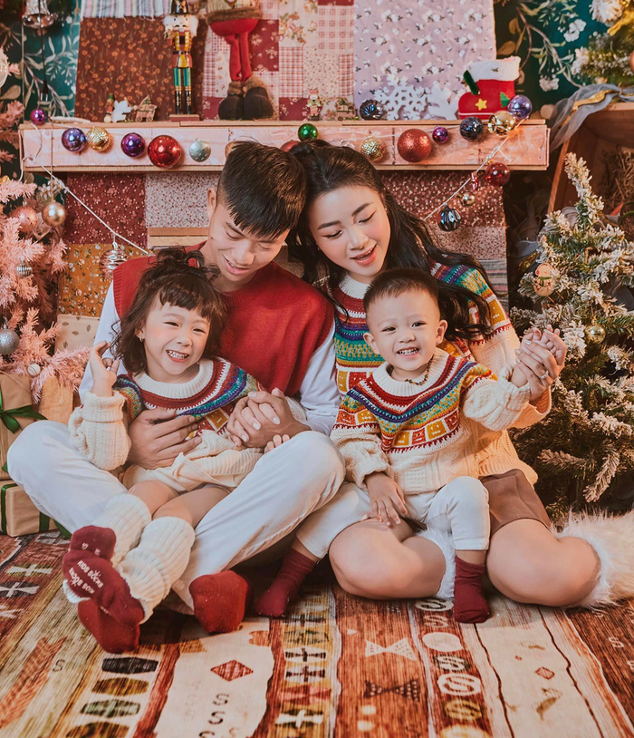 Khán giả nhận xét con gái Văn Đức có nét bầu bĩnh, xinh xắn giống hệt mẹ còn con trai nam cầu thủ lại thừa hưởng nét mạnh mẽ từ cha. 