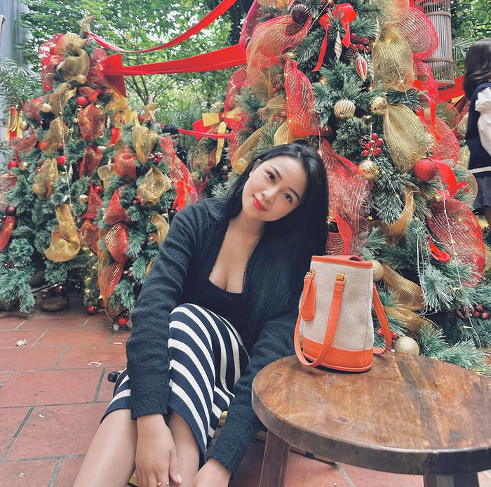 Bà xã của tiền vệ CLB Công An Hà Nội tên Võ Nhật Linh (sinh năm 1997) cùng quê với Văn Đức, trước đây cô từng tốt nghiệp sư phạm mầm non. Sau khi kết hôn, người đẹp lui về làm nội trợ và quản lý công việc kinh doanh của gia đình. 