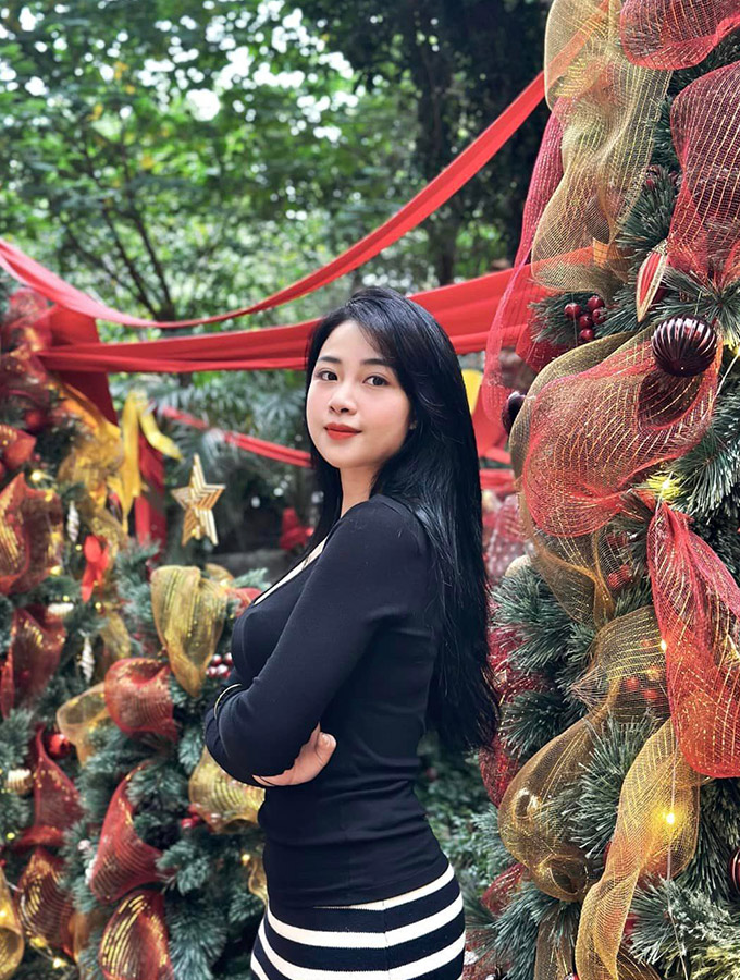 Dù đã trải qua hai lần sinh nở, vợ Văn Đức vẫn duy trì được vóc dáng thanh mảnh cùng ba vòng quyến rũ. Ngoài ra, hình ảnh mới nhất của Nhật Linh cho thấy cô là người chăm chỉ săn vóc ngoại hình, chỉn chu trong các ăn mặc. 