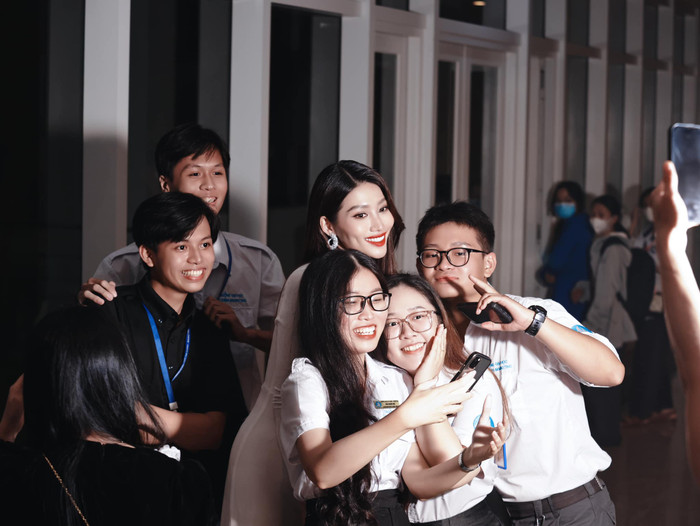 Khi gặp người hâm mộ, Á hậu Quỳnh Châu đều thể hiện sự thân thiện, tinh tế