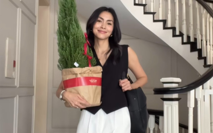 'Mẹ 3 con' Hà Tăng khoe thần thái hút hồn, check-in bên góc sống ảo quen thuộc Ảnh 2