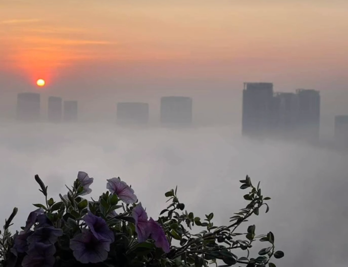 'Biển mây' bồng bềnh quây kín bầu trời Hà Nội, cảnh báo ô nhiễm không khí nghiêm trọng Ảnh 2