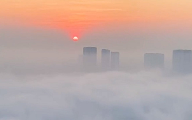 'Biển mây' bồng bềnh quây kín bầu trời Hà Nội, cảnh báo ô nhiễm không khí nghiêm trọng Ảnh 2