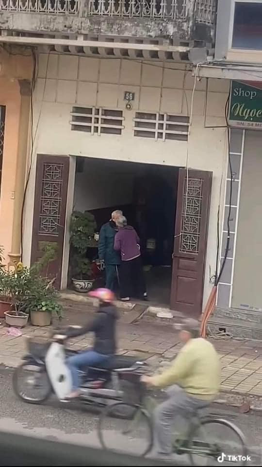 Trước khi cụ ông ra khỏi nhà, cụ bà liền gửi tặng cụ ông 1 nụ hôn lên má