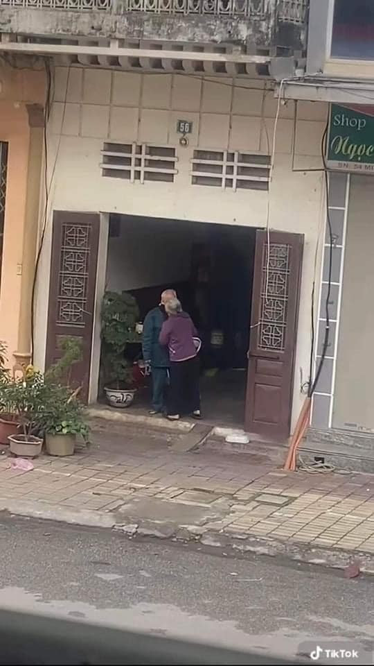 Cụ bà nhìn ra đường xem có ai không, khi thấy không có ai, cụ lại dành sự yêu thương đến người bạn đời của mình một lần nữa