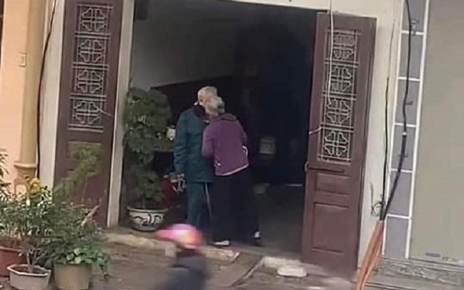 Cụ ông thông báo sẽ đi đánh cờ, cụ bà liền có hành động khiến CĐM đốn tim Ảnh 2