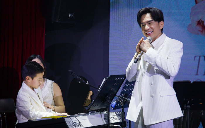 Quý tử nhà Đan Trường diện vest lịch lãm, lên sân khấu biểu diễn cùng bố: Chuẩn con nhà nòi! Ảnh 2