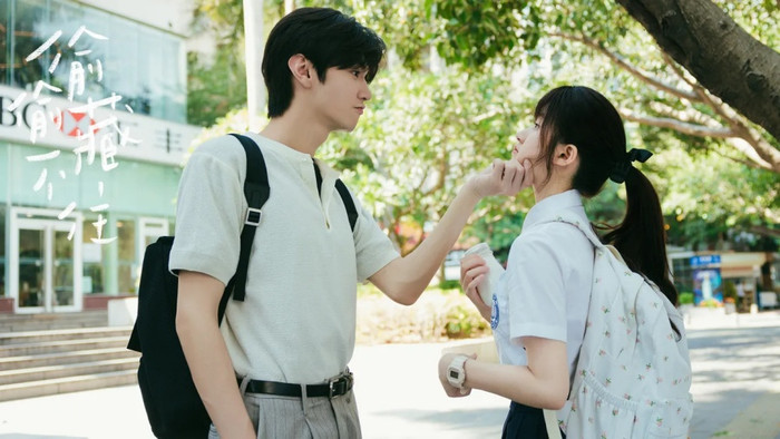 Giữa Cơn Bão Tuyết được kỳ vọng sẽ đánh bại Vụng Trộm Không Thể Giấu của Triệu Lộ Tư. 