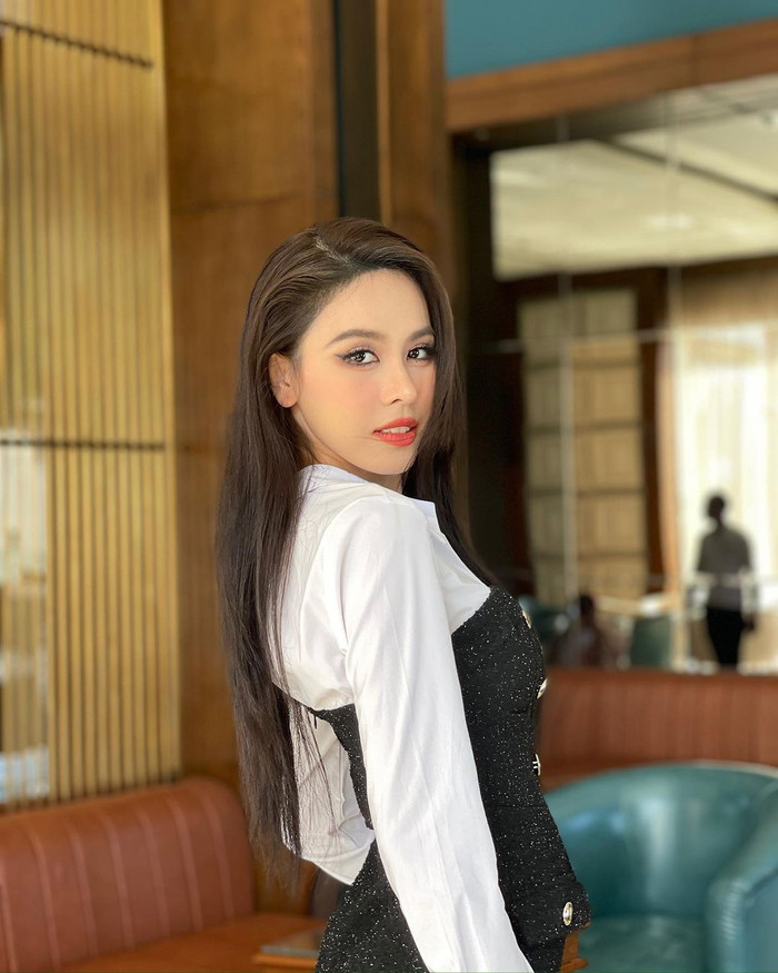 Đường may ôm sát, form dáng đẹp mắt giúp cô nàng khoe trọn hình thể chuẩn chỉnh cùng vòng eo “con kiến” đáng ngưỡng mộ.
