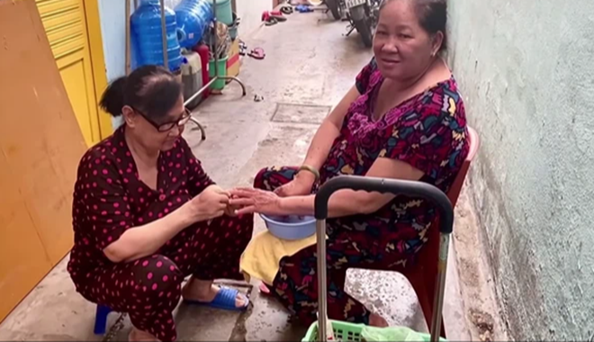 Bà từng có thời gian đi làm nail dạo.