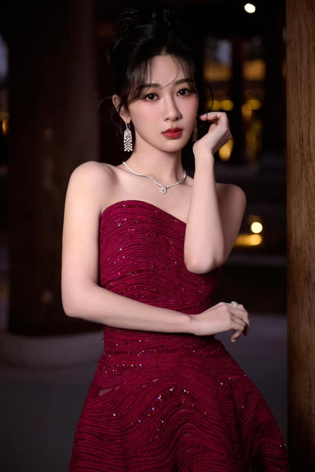 Dương Tử được khen ngợi hết lời với tạo hình váy đỏ rực rỡ