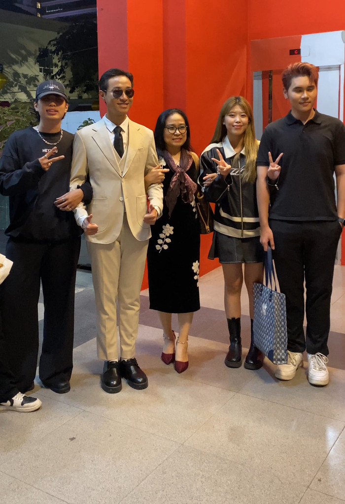 Những người bạn thân như Lâm Phúc, Pia Linh, Nguyễn Đạt cũng có mặt để ủng hộ quán quân Vietnam Idol 2023. 