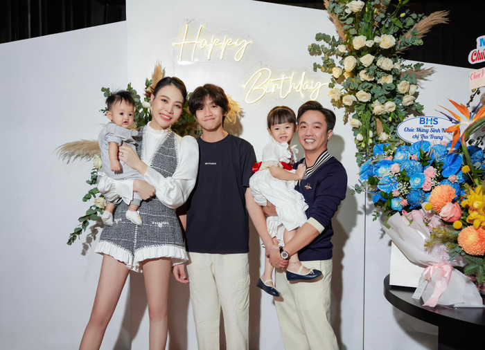 Trong tiệc sinh nhật của Đàm Thu Trang, Cường Đô La luôn lộ vẻ hạnh phúc