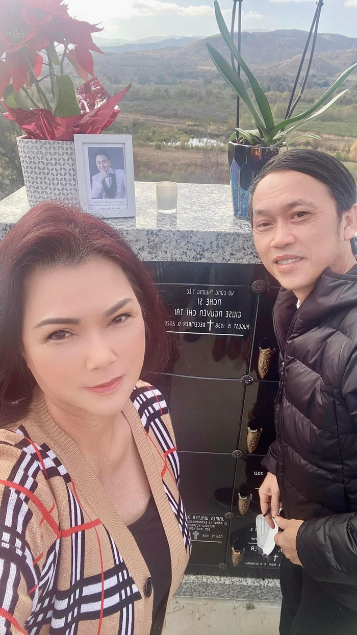 Ca sĩ Phương Loan cùng nghệ sĩ Hoài Linh cùng những người bạn đến thăm mộ cố nghệ sĩ Chí Tài trong giỗ thứ 3.