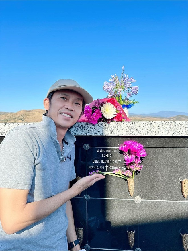 Cứ đến ngày này mỗi năm, bà xã cố nghệ sĩ Chí Tài cùng bạn bè đến thắp hương cho chồng để tưởng nhớ. 