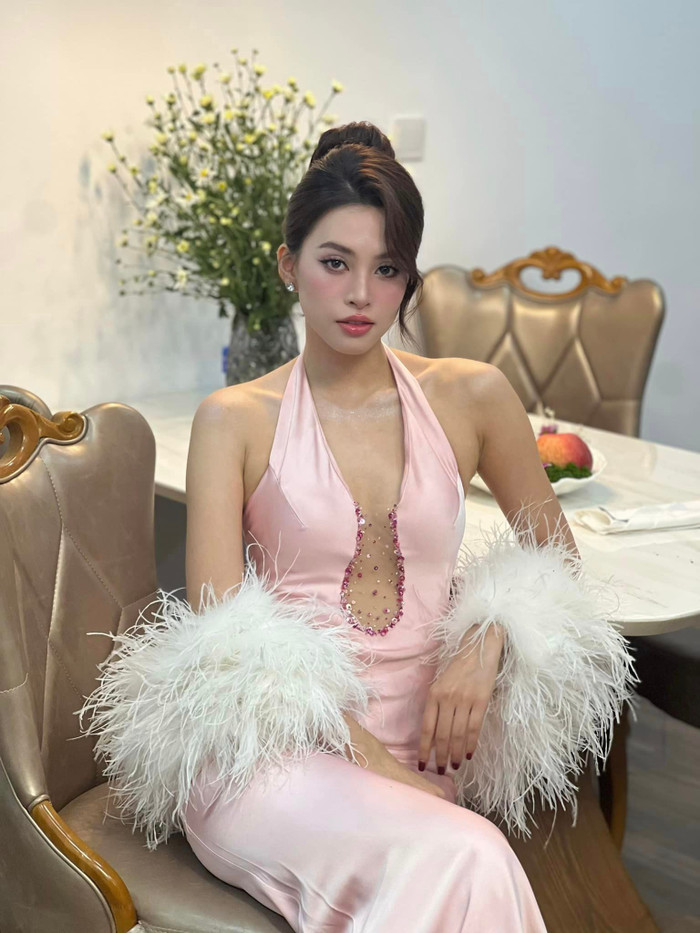 Mỗi lần 'lên đồ', Tiểu Vy đều sẵn sàng 'chặt chém' bất cứ ai bởi thần thái đầy quyến rũ