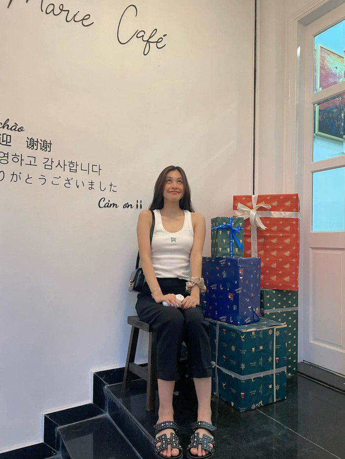 Nhờ có khuôn mặt xinh đẹp, vóc dáng cao ráo, Tiểu Vy thoải mái diện đồ đơn giản mà không lo bị 'dìm'