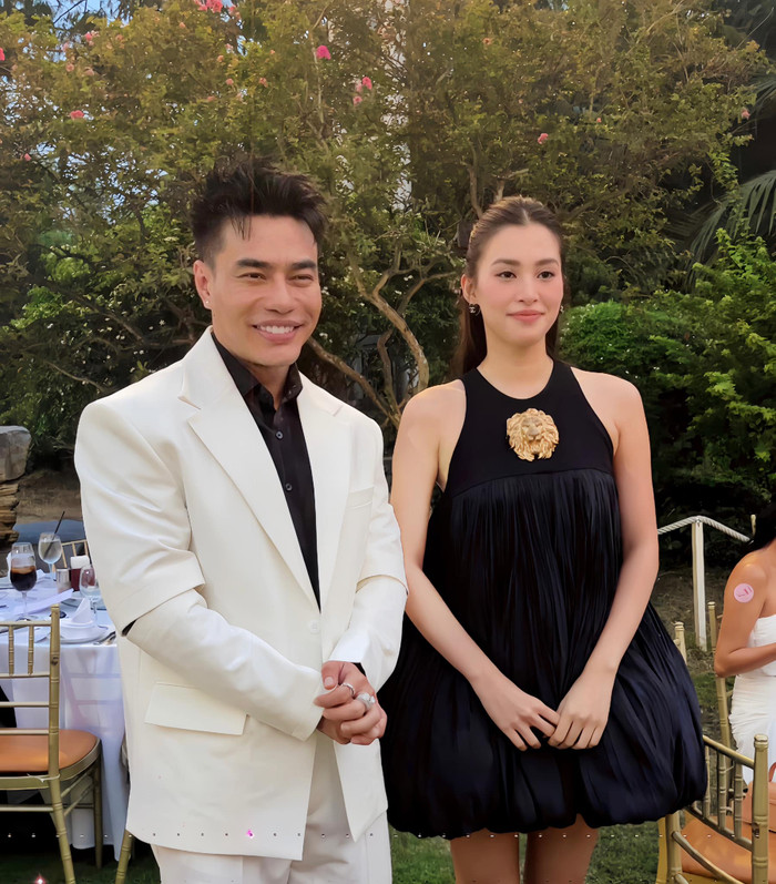 Chiếc váy bồng bềnh này từng khiến Tiểu Vy vướng vào tin đồn có bầu, nhưng ngay sau đó nàng hậu đã nhanh chóng lên tiếng đính chính