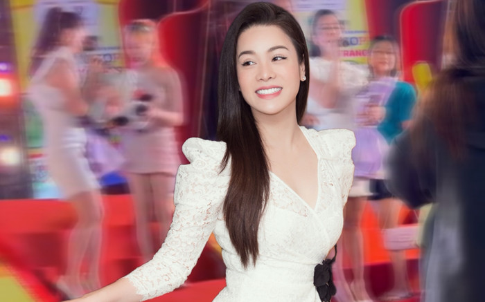 Nhật Kim Anh đắt show hát hội chợ: Quà tặng ôm không xuể, được khán giả vây kín chụp ảnh Ảnh 2