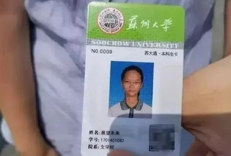 Nữ sinh với cái tên 'Hướng Tới Tương Lai' đã trở thành tâm điểm của sự chú ý ngay từ ngày đầu mới nhập học