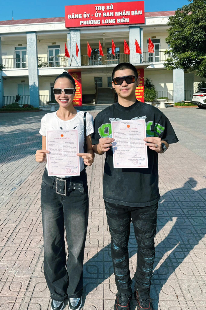 Lựa chọn tổ chức đám cưới trước rồi mới đăng ký kết hôn của cặp đôi khiến dân tình vô cùng thích thú