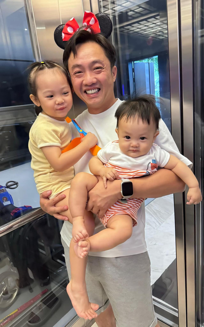 Cường Đô La luôn lộ rõ vẻ hạnh phúc mỗi khi ở bên cạnh các con