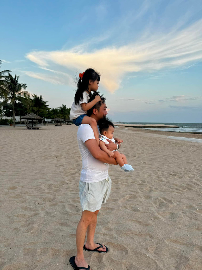 'Gì chứ tụi con thì baba cân được hết, may là anh hai lớn rồi không đòi baba bế', Cường Đô La hóm hỉnh chia sẻ
