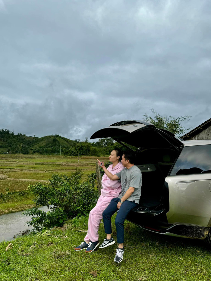 Để làm cho vợ vui, Cường Đô La còn sẵn sàng lái xế hộp lên núi ngắm cảnh