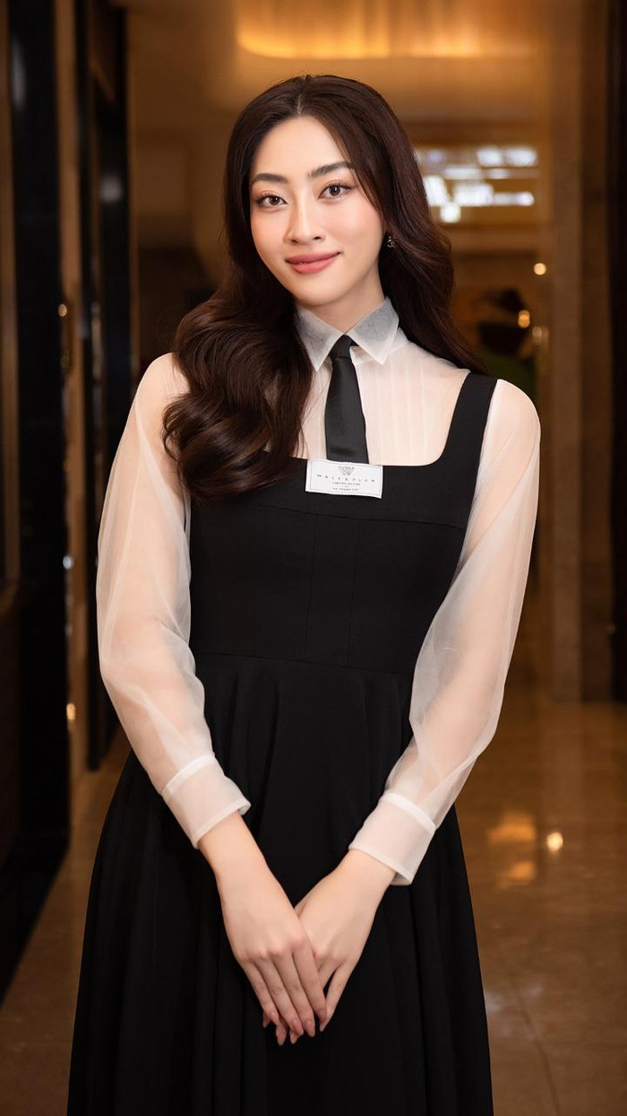 Các đường nét ngũ quan trên gương mặt nàng hậu đã trở nên sắc sảo hơn hẳn.