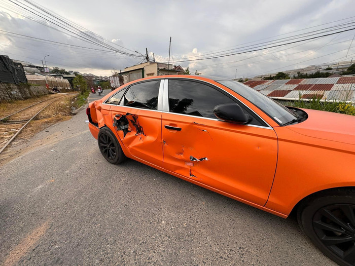 Ô tô của nam ca sĩ móp méo sau vụ va chạm chiều 8/12.