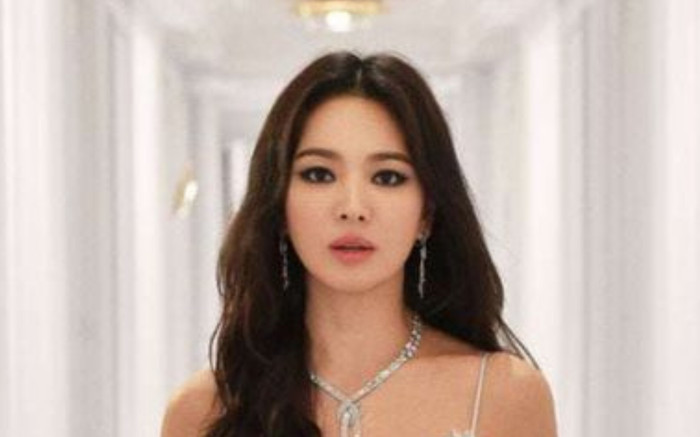 Song Hye Kyo để lộ danh tính hôn phu trong lần đầu lộ diện sau tin đồn đính hôn Ảnh 2