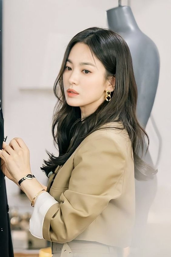 Song Hye Kyo để lộ danh tính hôn phu trong lần đầu lộ diện sau tin đồn đính hôn Ảnh 2