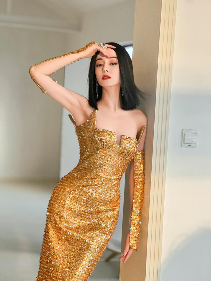 Dạo gần đây các tạo hình của Địch Lệ Nhiệt Ba bị chê bai khiến cô nàng phải đổi styist.&nbsp;