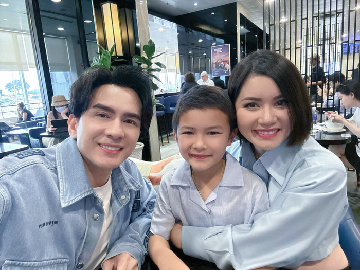 Đan Trường đón vợ cũ và con trai qua Việt Nam.