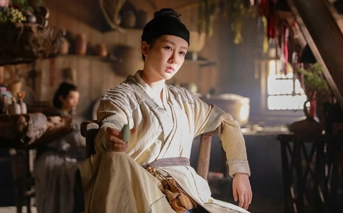 Ở phần đầu của Trường Tương Tư, nhân vật Tiểu Yêu phải hóa trang thành nam nhân Lục Tiểu Văn, lưu lạc ở trấn Thanh Thủy.