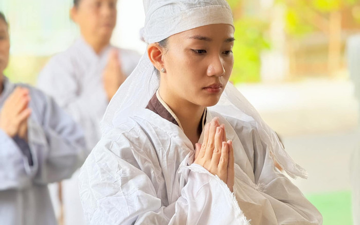 Bà xã Lê Dương Bảo Lâm tổ chức lễ cúng 49 ngày cho mẹ ruột, nói 1 câu khiến nhiều người xót xa Ảnh 2