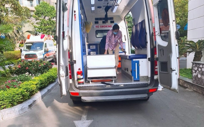 Nam Em xuất hiện trên xe cấp cứu sau nghi vấn sẩy thai? Ảnh 2