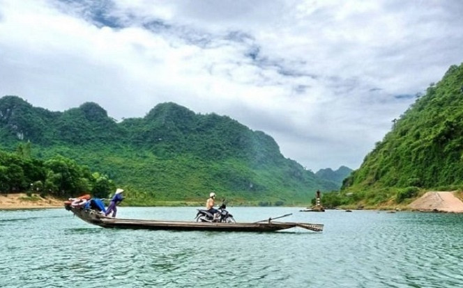 Bàu Tró: Kỳ lạ hồ nước ngọt 'không đáy' trên triền cát trắng Ảnh 2