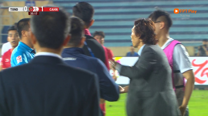 HLV Gong nói bị cầu thủ Nam Định đánh vào ngực ở phút 35.