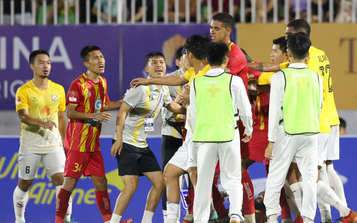 Thủ môn Văn Lâm mắc sai lầm trong ngày sân Quy Nhơn đầy ắp sự xấu xí Ảnh 2