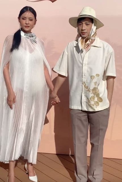 Cặp đôi 'tay trong tay' đầy ngọt ngào. Theo tiết lộ, đám cưới của cả hai sẽ diễn ra vào cuối năm 2023 (Nguồn: Bí mật Vbiz) 